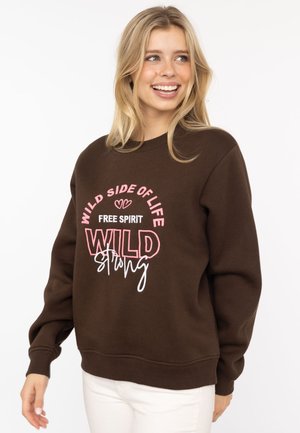 Brauner Hoodie mit gerippten Bündchen und Saum, der bunten gestickten Schriftzug "WILD SIDE OF LIFE", "FREE SPIRIT" und "WILD STRONG" trägt.
