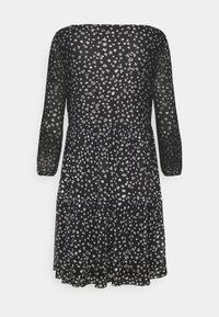 Svart midiklänning med små vita blommor, långa genomskinliga ärmar och en draperad lagerkjol.