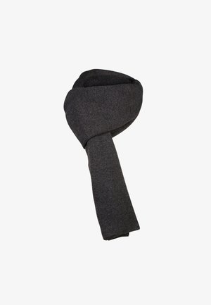 Sciarpetta di lana grigia, con texture lavorata a maglia, di forma lunga e stretta, attorcigliata liberamente con le estremità che pendono verso il basso. Adatta per essere indossata in clima freddo.