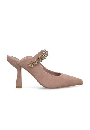 Scarpa alta in suede rosa con punta affusolata e cinturino posteriore adornato da decorazioni trasparenti e in oro rosa. Texture liscia e forma elegante.