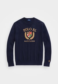 Suéter de punto de cuello redondo de manga larga en azul marino con "POLO RL" y el escudo de Ralph Lauren bordados en oro en la parte delantera, pequeño logo en el puño izquierdo.