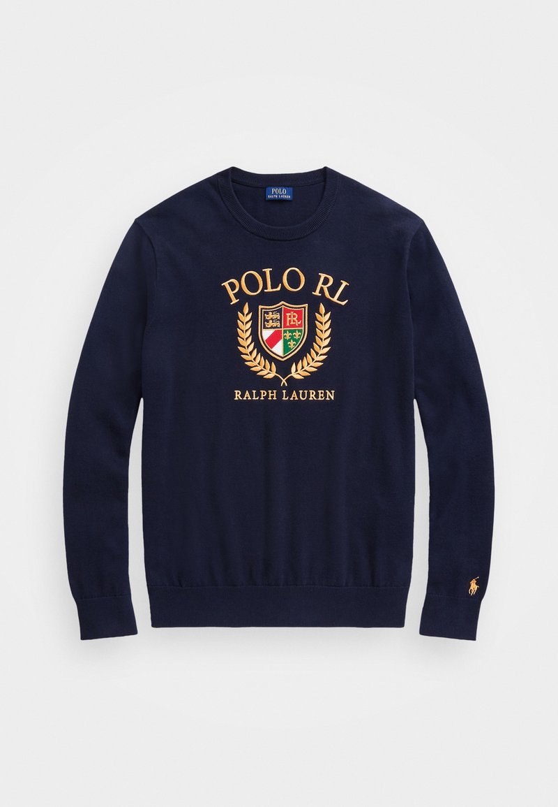 Suéter de punto de cuello redondo de manga larga en azul marino con "POLO RL" y el escudo de Ralph Lauren bordados en oro en la parte delantera, pequeño logo en el puño izquierdo.