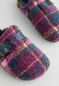 Laura Ashley BORG - REGULAR FIT - Papuče - navy pink check