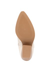 Beżowy obcas z szpiczastym noskiem, górą z gładkiej skóry i usztywnionym słupkowym obcasem. Podeszwa ma teksturowane linie, które zapewniają dobrą przyczepność.