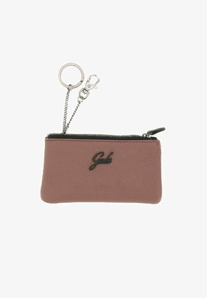 Portafoglio in pelle rosa con finitura testurizzata, cerniera nera e un attacco per portachiavi in argento con gancio a moschettone.