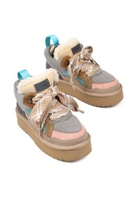 Grube, wielokolorowe sneakersy z szarym materiałem, różowymi i brązowymi skórzanymi akcentami, podszewką z sztucznego futra oraz wzorzystymi sznurowadłami. Posiada niebieską pętelkę z tyłu.