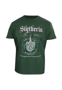 Zelené bavlněné tričko s designem Quidditche Slytherinu, se znakem hada a ozdobným textem v stříbrné a bílé barvě. Krátké rukávy a kulatý výstřih.