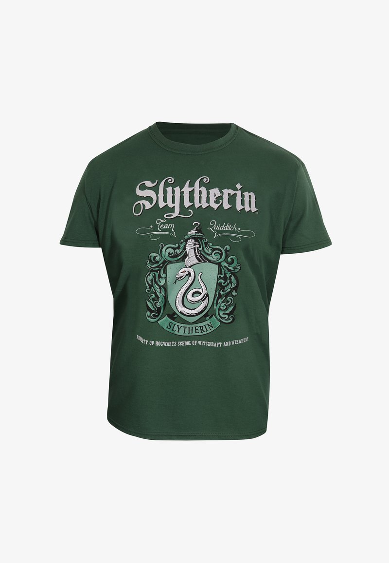Camiseta de algodón verde con un diseño de Quidditch de Slytherin, con un emblema de serpiente y texto ornamentado en plata y blanco. Manga corta y cuello redondo.