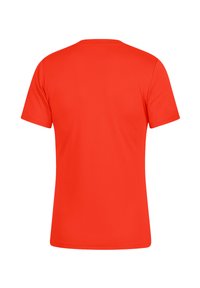T-shirt rosso a maniche corte realizzato in tessuto leggero e morbido. Presenta un collo rotondo e un design pulito e semplice, privo di fantasie.