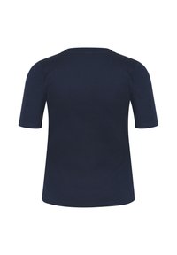 Camiseta de manga corta en azul marino con cuello redondo. Fabricada en un tejido suave y liso; presenta un dobladillo recto y sin gráficos ni adornos.