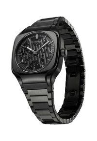 Schwarze Skelettuhr mit quadratischem Gehäuse, strukturiertem Zifferblatt, silbernen Akzenten und einem metallischen Armband mit einem Link-Design für eine verstellbare Passform.