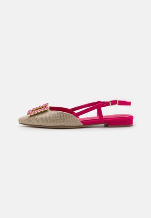 Beige spids flad sko med lyserøde slingback-stropper, guldbeslag og lyserød dekorativ udsmykning på tåen.