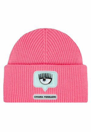 Berretto rosa a maglia con texture a coste. Presenta un grafico di un occhio blu e un'etichetta "CHiARA FERRAGNI" sulla parte anteriore.
