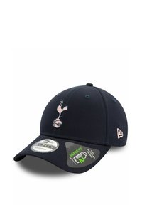 Marineblaues verstellbares Cap aus 100% recyceltem Material, mit einem pinken Logoemblem und flachem Schirm. Enthält Markenetiketten für Größe und Pflege.