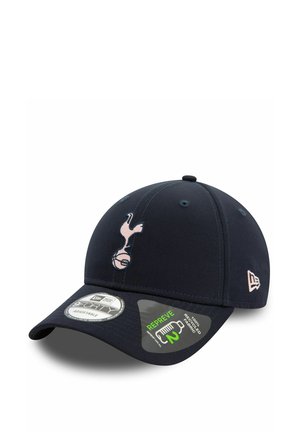 Casquette ajustable marine fabriquée à 100 % en matériau recyclé, avec un emblème logo rose et un bord plat. Comprend des étiquettes de marque pour la taille et l'entretien.