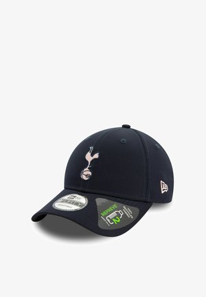 Marineblaues verstellbares Cap aus 100% recyceltem Material, mit einem pinken Logoemblem und flachem Schirm. Enthält Markenetiketten für Größe und Pflege.