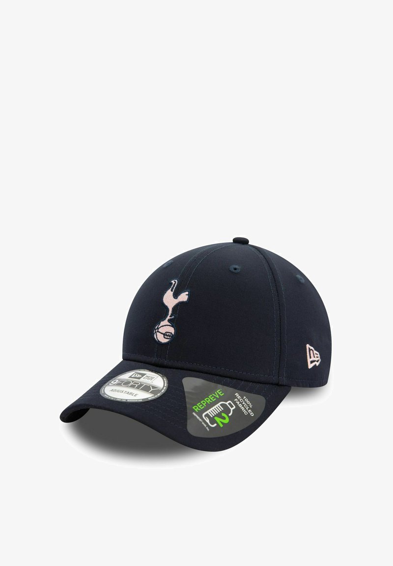 Marineblaues verstellbares Cap aus 100% recyceltem Material, mit einem pinken Logoemblem und flachem Schirm. Enthält Markenetiketten für Größe und Pflege.