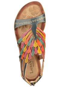 Sandale en cuir multicolore avec une sangle bleue ornée de tourbillons, une semelle intérieure à motifs, et un design complexe en forme de plume sur les orteils.
