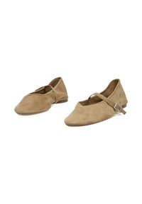 Zapatos planos de ante color marrón claro con punta afilada, correa ajustable con hebilla, tacón bajo y textura suave. Sin patrones ni acentos visibles.