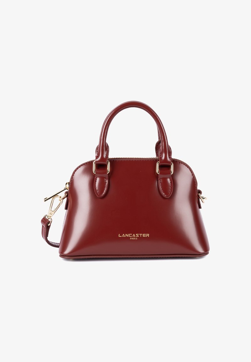 Borsa a mano in pelle bordeaux con finitura lucida, parte superiore arrotondata, doppio manico e tracolla rimovibile. Dettagli hardware in oro e branding.