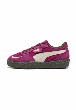 Niskie sneakersy Puma Palermo w ciemnoróżowym i białym zamszu z ciemnobrązowymi sznurówkami i teksturowaną czarną podeszwą, widok z boku na białym tle.