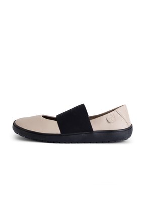 Scarpa in pelle beige con una fascia elastica nera al centro, punta rotonda e suola in gomma scura. Design minimalista con una finitura senza cuciture.