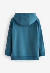 Mikina s kapucňou v odtieni teal, s voľným strihom, rebrovanými manžetami a veľkým logom potlačeným na ľavom rukáve v kontrastnej farbe.