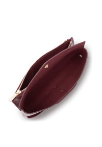 Portafoglio in pelle bordeaux con chiusura a zip, scomparti per carte all'interno e una texture liscia. La fodera è di un colore solido a contrasto.