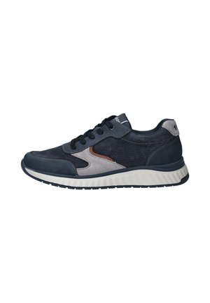 Heren lage sneaker in zwart en grijs suède met zwarte veters en een witte, gestructureerde zool, zijaanzicht op witte achtergrond.