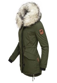 Parka verde con capucha forrada de piel sintética, bolsillos frontales y puños acanalados. Presenta un parche de logo en la parte superior del brazo.