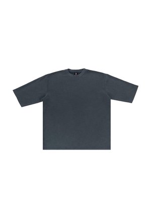 Tamno siva oversized majica kratkih rukava s okruglim izrezom. Glatka pamučna tkanina, minimalistički dizajn, bez vidljivih uzoraka ili akcenata.