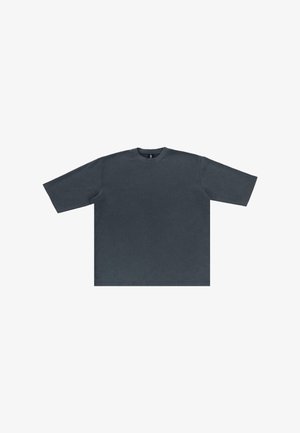 Donkergrijze oversized t-shirt met korte mouwen en een ronde hals. Gladde katoenen stof, minimalistisch ontwerp, geen zichtbare patronen of accenten.
