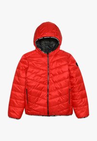 Chaqueta acolchada roja con capucha, cremallera negra y bolsillos, patrón de rombos acolchado y forro interior negro sobre un fondo blanco.