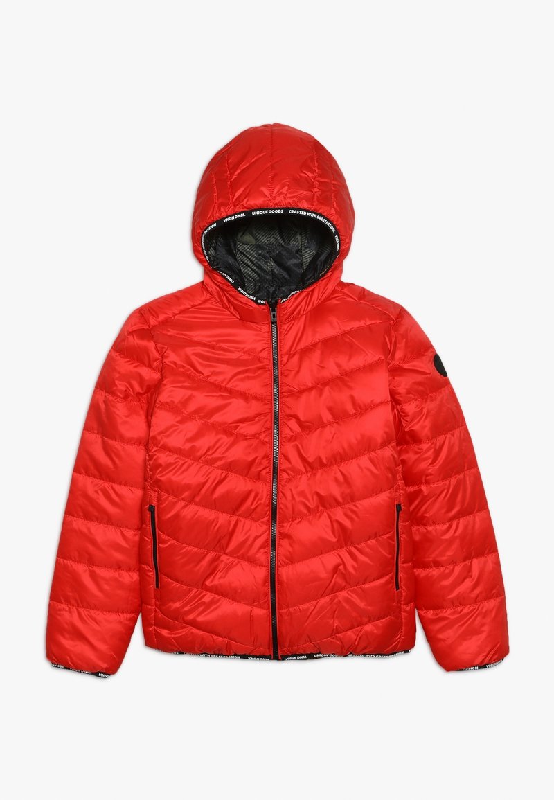 Chaqueta acolchada roja con capucha, cremallera negra y bolsillos, patrón de rombos acolchado y forro interior negro sobre un fondo blanco.