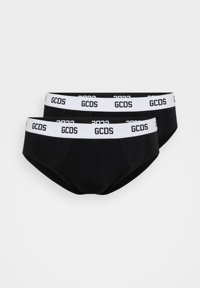 Due paia di slip neri in cotone con elastico bianco in vita, caratterizzati da testo nero "GCDS". Texture liscia, design a vita bassa.