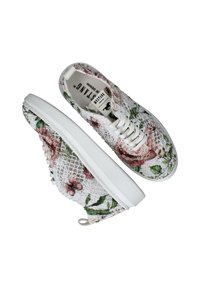 Weiße Schnüffelsneaker mit floralen Stickereien in Pink und Grün, einer strukturierten Oberfläche und einer weißen Gummisohle. Seitenansicht dargestellt.