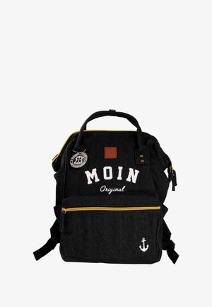 Schwarzer Denim-Rucksack mit gelben Reißverschluss-Details, vorderem Logo "MOIN Original" und Anker-Detail. Enthält verstellbare Träger und einen oberen Tragegriff.