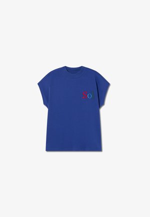 Blauw katoenen T-shirt met een relaxte fit, korte mouwen, en geborduurd "Sol" in rood, blauw en groen op de linkerkant van de borst. Gladde textuur.