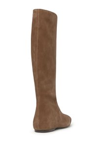 Bota marrón de ante hasta la rodilla con textura suave, diseño minimalista y suela plana. Sin herrajes ni detalles visibles.