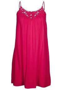 Magenta klänning med justerbara spaghettirots, med en spetsdetalj vid halsringningen och ett svävande, lätt tyg.