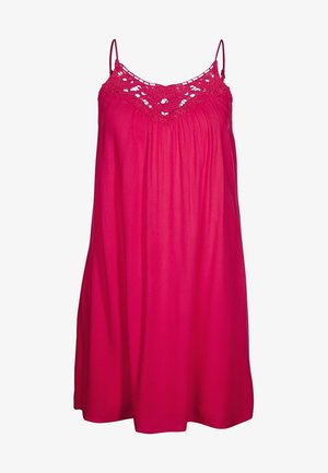 Fuksjowa sukienka z regulowanymi ramiączkami, z koronkowym akcentem przy dekolcie i zwiewnym, lekkim materiałem.