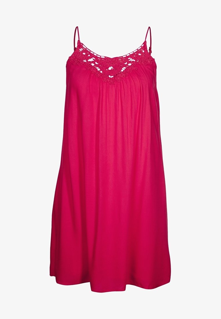 Magenta klänning med justerbara spaghettirots, med en spetsdetalj vid halsringningen och ett svävande, lätt tyg.