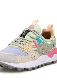 Tjock sneaker i pastellnyanser av lila, beige, grön och rosa, med texturerade mocka paneler, flerdelade snören och ett mönstrat sula.