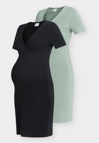 Δύο εγκυμοσυνηκές κοντομάνικες φορέματα, ένα μαύρο και ένα ανοιχτό πράσινο, και τα δύο με λαιμόκοψη V και μήκος έως το γόνατο, σε λευκό φόντο.