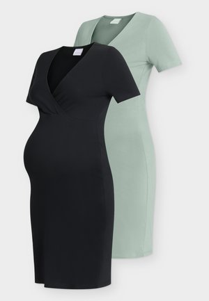 Kaksi lyhythihaista äitiysmekkoa, yksi musta ja yksi vaaleanvihreä, molemmissa V-kaula-aukko ja polvipituinen malli valkoisella taustalla.