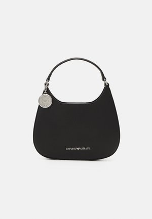Schwarze Emporio Armani Handtasche mit einem Tragegriff, silbernem runden Logoanhänger und silbernem Logotext auf der Vorderseite.