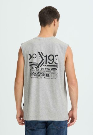 Grå ærmeløs T-shirt med trykt grafisk design på ryggen, der indeholder tekst og geometriske elementer i sort. Blød tekstur, afslappet pasform.