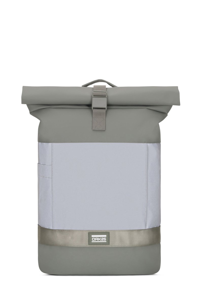 Mochila gris con tapa enrollable y acabado de plástico liso, que cuenta con un bolsillo frontal, correa ajustable y forma cuadrada. Logo de la marca destacado en la parte frontal.