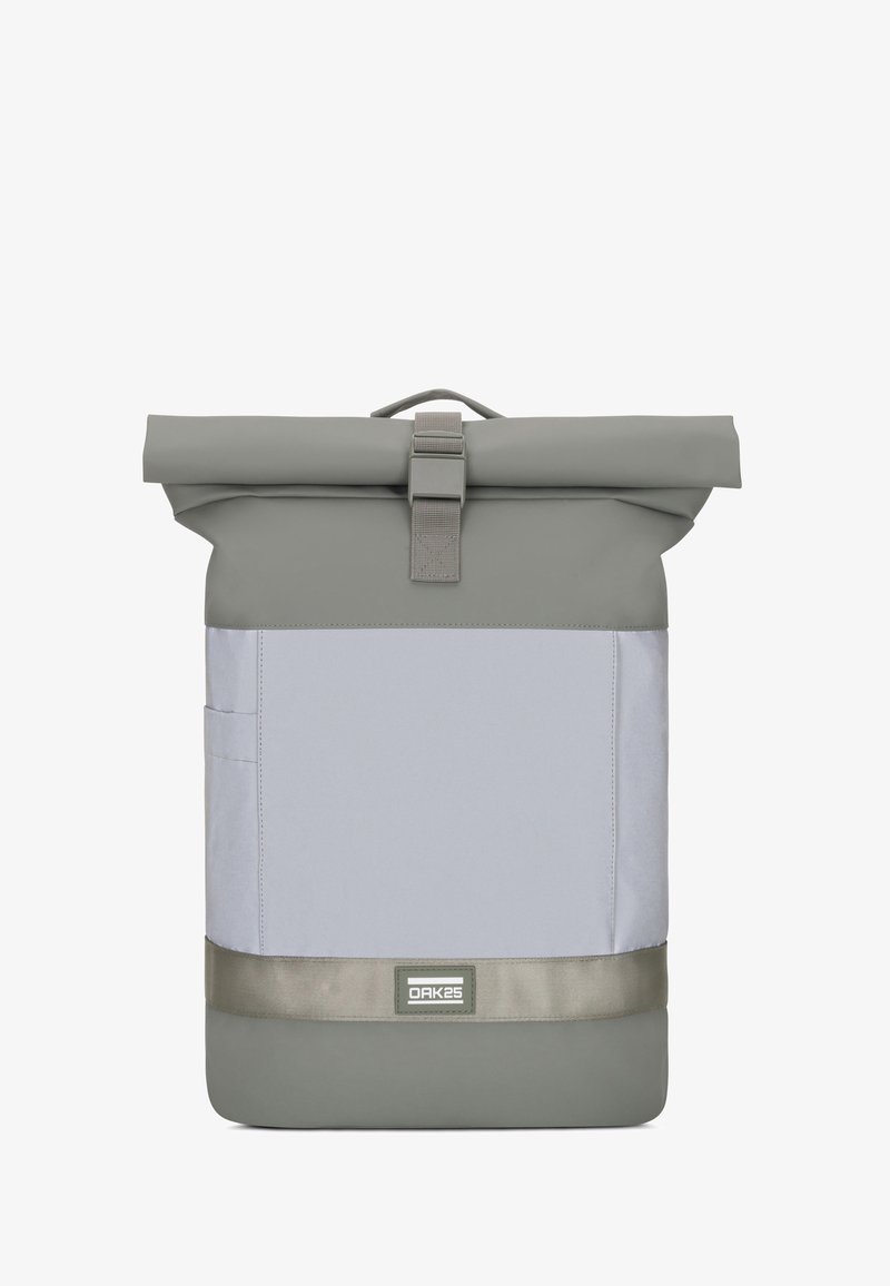 Szürke, felgombolható hátizsák sima műanyag felülettel, elülső zsebbel, állítható pánttal és négyzet alakú formával. Figyelemfelkeltő márkafelirat az elülső részén.