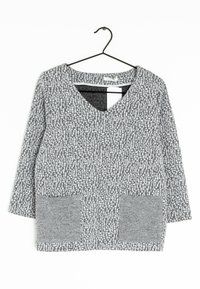 Grauer Pullover mit strukturiertem Muster und V-Ausschnitt, ausgestattet mit zwei Fronttaschen und 3/4-Ärmeln. Hergestellt aus weichem, flexiblen Material.